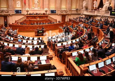 Lisbona, Portogallo. 27 novembre 2025. I membri del Parlamento votano durante l'approvazione finale del bilancio dello Stato 2026 all'Assembleia da Republica di Lisbona. Crediti: Ricardo Rocha / Alamy Live News Foto Stock