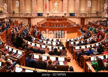 Lisbona, Portogallo. 27 novembre 2025. I membri del Parlamento votano durante l'approvazione finale del bilancio dello Stato 2026 all'Assembleia da Republica di Lisbona. Crediti: Ricardo Rocha / Alamy Live News Foto Stock