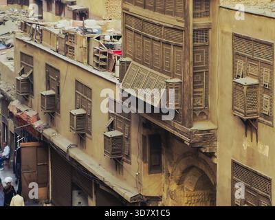 Cairo, Egitto, 22 novembre 2025: Architettura tradizionale nel Cairo storico, un edificio con classiche finestre a reticolo in legno note come Mashrabiya, Foto Stock