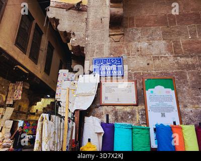 Cairo, Egitto, 22 novembre 2025: The Khayamiya Street, Street of the Tentmakers, Souk al-Khayamiyah, uno storico mercato coperto nell'Islam del Cairo Foto Stock