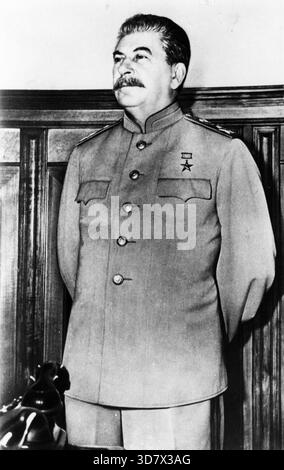 Anni '40 Archivio storico Olycom/Lapresse Iosif Vissarionovic Stalin, (Gori, 18 dicembre 1878 – Mosca, 5 marzo 1953), è stato un rivoluzionario, politico e militare sovietico che governò l'Unione Sovietica dopo la morte di Lenin, reggendo la carica di segretario generale del PCUS dal 1922 e instaurando una dittatura che durò fino alla morte nel 1953. Georgiano di umili origini, Stalin visse una giovinezza avventurosa come attivista rivoluzionario socialista, prima di assumere un ruolo importante di dirigente all'interno della fazione bolscevica del Partito operaio Socialdemocratico Russo g Foto Stock