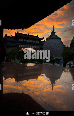 Tempio di Taiwan al tramonto: L'arcata cinese e la pagoda di pietra si riflettono nel tramonto Foto Stock