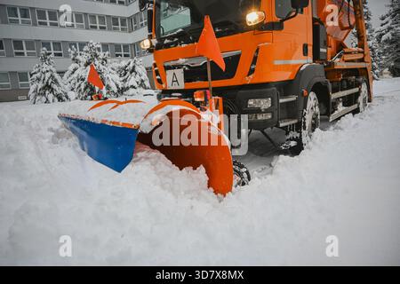 Carrello spazzaneve che rimuove la neve da una strada dopo una tempesta invernale. Foto Stock