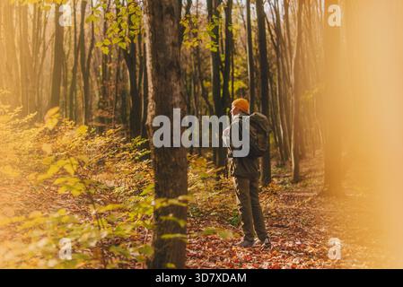 Escursione Lone Man Traveler nella foresta autunnale Foto Stock