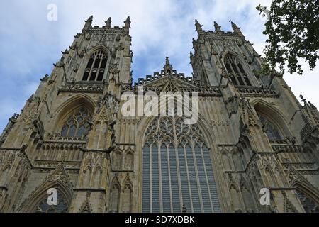 La facciata del fronte occidentale e due torri, York Minster, York, Yorkshire, Inghilterra, Regno Unito Foto Stock