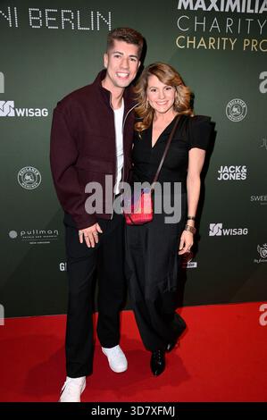 Maximilian Seitz und Luise Bähr bei der 5. Promi Pack 2025 Aktion von Maximilian Seitz im Bikini Berlin. Berlino, 26.11.2025 *** Maximilian Seitz e Luise Bähr alla campagna 5 Promi Pack 2025 di Maximilian Seitz a Bikini Berlin, 26 11 2025 foto:Xn.xKubelkax/xFuturexImagex promi pack 5131 Foto Stock