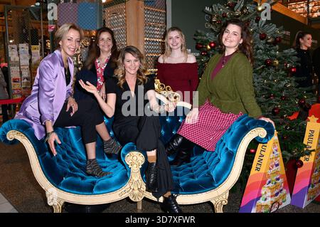 Annika Ernst, Rebecca Immanuel, Luise Bähr, Eva Bloss und Ronja Forcher bei der 5. Promi Pack 2025 Aktion von Maximilian Seitz im Bikini Berlin. Berlino, 26.11.2025 *** Annika Ernst, Rebecca Immanuel, Luise Bähr, Eva Bloss e Ronja Forcher alla campagna 5 Charity Promi Pack 2025 di Maximilian Seitz a Bikini Berlin Berlino, 26 11 2025 foto:Xn.xKubelkax/xFuturexImagex promi pack 5144 Foto Stock