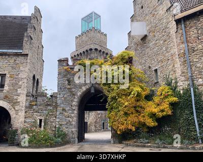 Torre del Castello di Rothschild con estensione in vetro. 15 ottobre 2025, Waidhofen an der Ybbs, Austria. Foto Stock