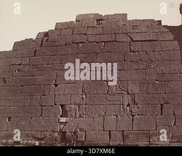 Dietro il primo pilone del Ramesseum. Luxor, Cisgiordania, fine XIX secolo. Foto Stock