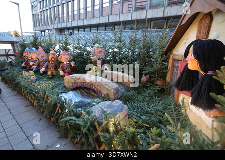 Gera, Germania. 27 novembre 2025. Le figure della fiaba "Biancaneve e i sette Nani" si trovano nel centro della città presso il mercato di Natale. 38 personaggi da favola a grandezza naturale sono allestiti intorno al mercatino di Natale della città. Credito: Bodo Schackow/dpa/Alamy Live News Foto Stock
