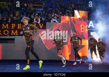 Roma, Italia. 27 novembre 2025. Jan Ziolkowski Roma Devyne Rensch di Niccolo PisilliRoma durante la partita di calcio UEFA Europa League tra Roma e Midtjylland allo Stadio Olimpico di Roma, Italia - giovedì 27 novembre 2025. Sport - calcio . (Foto di Alfredo Falcone/Lapresse) credito: LaPresse/Alamy Live News Foto Stock