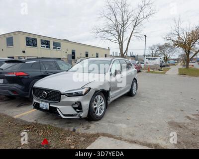 SUV Volvo argentato danneggiato con parafango ammaccato e paraurti spostato parcheggiato nel lotto commerciale Ajax. Foto Stock