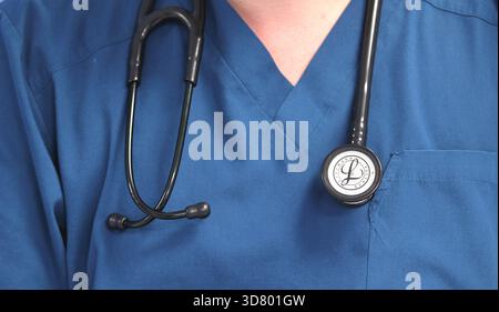EMBARGO AL 0001 VENERDÌ 28 NOVEMBRE file foto datata 15/08/14 di un medico e uno stetoscopio presso il Royal Liverpool University Hospital di Liverpool. I professionisti medici insistono che è necessaria una "maggiore chiarezza" su Bills sia a Westminster che a Holyrood che legalizzerebbero la morte assistita per adulti malati terminali. Il Royal College of Physicians and Surgeons di Glasgow ha parlato dopo aver esaminato i membri di tutto il Regno Unito sugli aspetti pratici dell'attuazione della morenza assistita, qualora la legislazione fosse approvata. Data di pubblicazione: Venerdì 28 novembre 2025. Foto Stock
