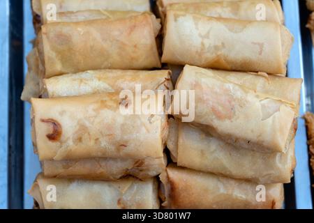 Involtino di farina fritta per la vendita al mercato Street food, Thailandia, primi piani pancake avvolti Foto Stock