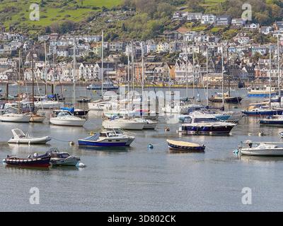 Kingswear, Devon, Inghilterra, Regno Unito - 24 aprile 2025: Vista panoramica di barche e yacht sul fiume Dart con la città di Dartmouth sullo sfondo Foto Stock