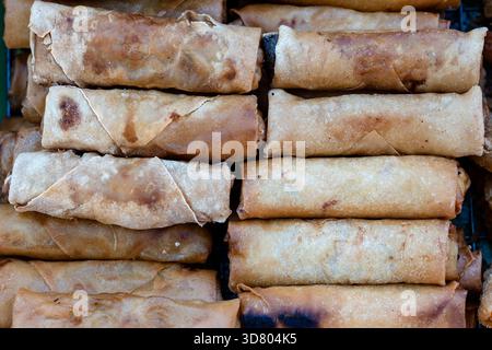 Involtino di farina fritta per la vendita al mercato Street food, Thailandia, primi piani pancake avvolti Foto Stock