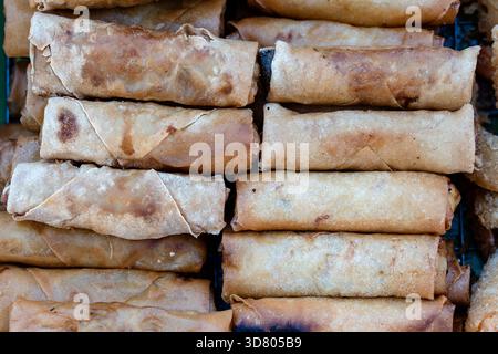 Involtino di farina fritta per la vendita al mercato Street food, Thailandia, primi piani pancake avvolti Foto Stock