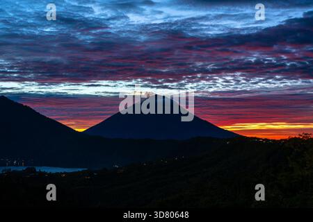 Scenic sunrise a Batur e vulcano Agung, Kintamani, isola di Bali, Indonesia . Sunrise vulcano vista dalla cima del Monte Agung, natura paesaggio. Clo Foto Stock