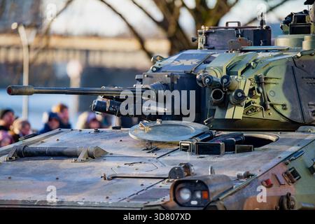 Veicolo da combattimento gestito dall’Alleanza che mostra moderni sistemi di torrette e illustra la forza di difesa coordinata della NATO e la deterrenza strategica all’interno Foto Stock