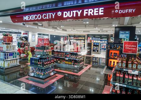 Città del Messico, Messico, aeroporto internazionale Benito Juarez mex, negozi duty free al coperto, segnaletica di città del Messico Dufry, bottiglie di liquori whisky rum tequ Foto Stock