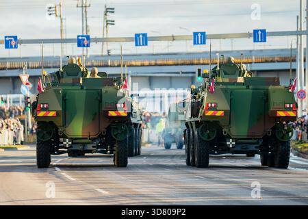 Convoglio di portaerei corazzati NATO che mostrano ruote robuste, struttura rinforzata e attrezzature montate mentre si muovono attraverso un'area urbana durante la difesa Foto Stock