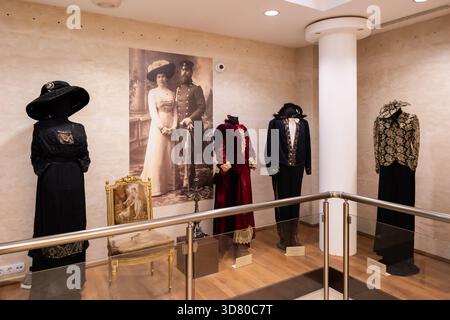 Mostre del Museo di storia regionale ospitate nell'edificio dell'ex bagno minerario centrale a Sofia, Bulgaria Foto Stock