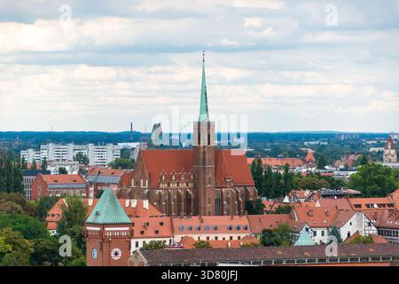 Vista aerea della storica cattedrale di mattoni rossi di breslavia, polonia, circondata da paesaggi urbani. 31 agosto 2025. Breslavia, Polonia. Foto Stock