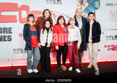 Paz Padilla, Ana Murrugaren, Antonio Resines, Vega Cano, Maia Zaitegi, David Caldero e Carlos Gonzalez partecipano alla prima "Cuerpos Locos" al Callao Cinema il 27 ottobre 2025 a Madrid, Spagna. (Crediti: Miguel Escavias/Alfa Images/Alamy Live News) Foto Stock