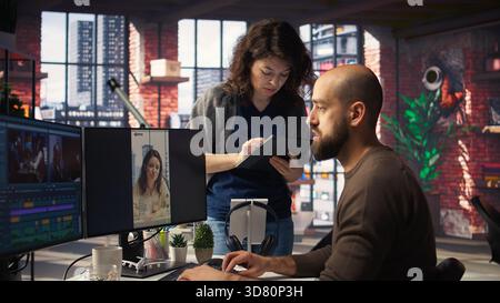 I redattori utilizzano un software di videografia per creare contenuti migliori per i social media in un'agenzia creativa. Strategia di marketing utilizzata nel targeting delle tendenze e nel potenziamento dei follower online. Telecamera A.. Foto Stock