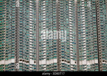Facciata residenziale ad alta densità ad Hong Kong. L'immagine cattura il pattern verticale ripetitivo dei blocchi di appartamenti. Tung Chung Foto Stock