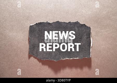 L'ultimo messaggio di notizie scritto su un pezzo di carta nera strappato con sfondo rosso. Simbolo delle ultime notizie concettuali. Copia spazio. Foto Stock