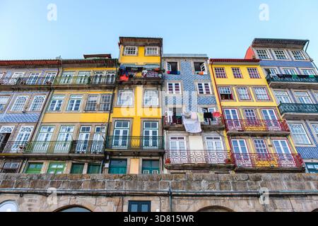 Facciate tradizionali decorate con piastrelle colorate degli edifici residenziali, Piazza Ribeira, quartiere di Ribeira, quartiere, città vecchia di Porto, Portogallo Foto Stock