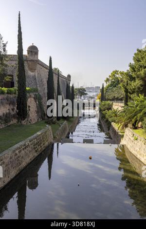 Mura della città con torre della fortezza, Baluard de Sant Pere, Palma di Maiorca, Spagna Foto Stock