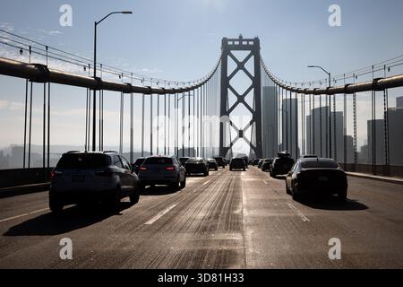 Ttraffic sul San Francisco Oakland Bay Bridge con vista dello skyline della città Foto Stock