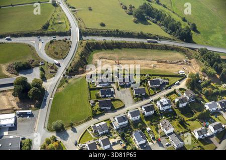 Vista aerea, ingresso Bruchstrasse sulla tangenziale B480, lavori per un bacino di contenimento della pioggia, Bigge, Olsberg, Sauerland, Renania settentrionale-Vestfalia, germe Foto Stock