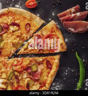 Cibo, pizza con salsiccia, prosciutto e pollo Foto Stock