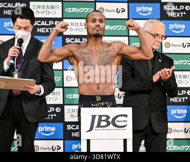 Raeese Aleem degli Stati Uniti posa sulla bilancia durante il pesa ufficiale per il suo incontro con i pesi piuma al Tokyo Dome Hotel di Tokyo, Giappone, 23 novembre 2025. (Foto di Hiroaki finito Yamaguchi/AFLO) Foto Stock