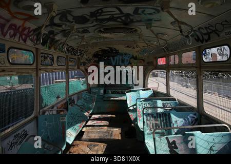 L'ultimo tram abbandonato della Boston Green Line è raffigurato a Red Hook, Brooklyn, New York. Foto Stock