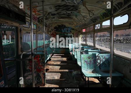 L'ultimo tram abbandonato della Boston Green Line è raffigurato a Red Hook, Brooklyn, New York. Foto Stock