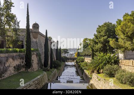 Mura della città con torre della fortezza, Baluard de Sant Pere, Palma di Maiorca, Spagna Foto Stock