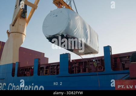 Parepare, Indonesia - 26 agosto 2017: I lavoratori scaricano una navicella per la costruzione di una turbina Sidrap Windfarm. Foto Stock