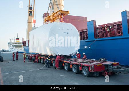 Parepare, Indonesia - 26 agosto 2017: I lavoratori scaricano una navicella per la costruzione di una turbina Sidrap Windfarm. Foto Stock
