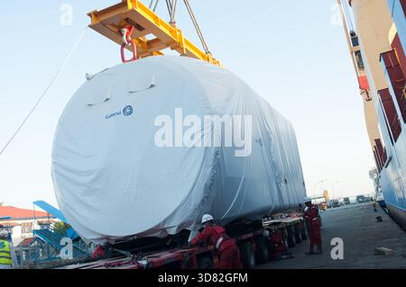 Parepare, Indonesia - 26 agosto 2017: I lavoratori scaricano una navicella per la costruzione di una turbina Sidrap Windfarm. Foto Stock
