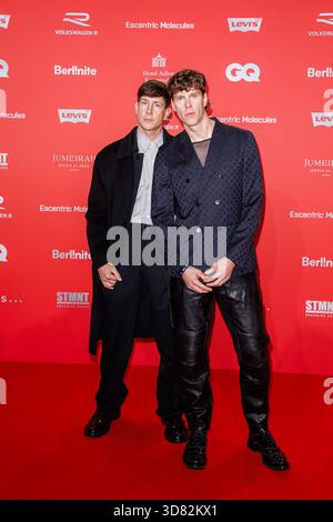 Jeremy Shaw e Thilo Reich al 27° GQ Men of the Year Award al Metropol on 27.11.2025 di Berlino Foto Stock