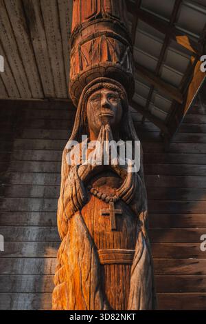 West Kutai, Indonesia - 10 ottobre 2025, statua in legno intagliata a mano di madre Maria vicino al villaggio Mancong nel Kalimantan orientale, che mostra l'artigiano Dayak Foto Stock