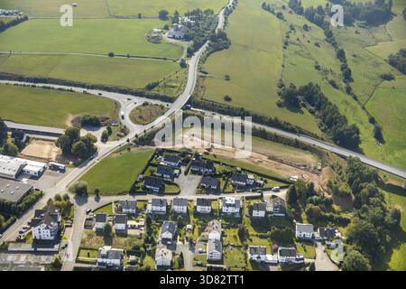 Vista aerea, ingresso Bruchstrasse sulla tangenziale B480, lavori per un bacino di contenimento della pioggia, Bigge, Olsberg, Sauerland, Renania settentrionale-Vestfalia, germe Foto Stock
