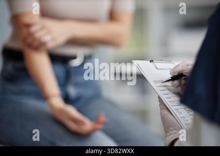 Giovane donna caucasica che frequenta la visita di Dermatologia con medico professionista Foto Stock