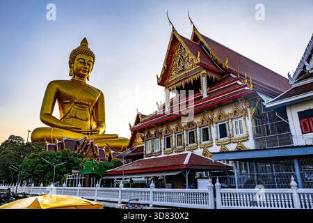 Il grande Buddha d'oro di 69 metri a Wat Paknam Phasi Charoen sorge sopra lo skyline di Bangkok, un moderno monumento completato nel 2021 e ora uno dei tailandesi Foto Stock