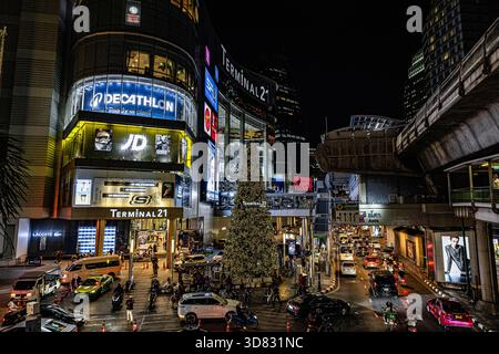 Il centro commerciale Terminal 21 di Bangkok è decorato per Natale con un grande albero festivo all'esterno, attirando turisti e amanti dello shopping Foto Stock