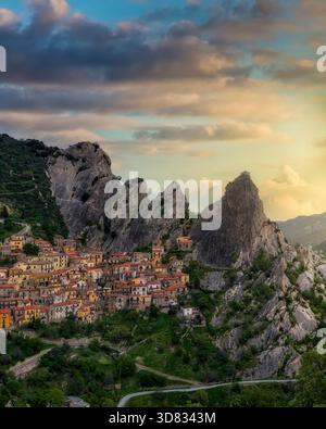 Spettacolare e verticale vista mattutina di Castelmezzano, Basilicata, un villaggio costruito tra le cime frastagliate delle Dolomiti lucane Foto Stock